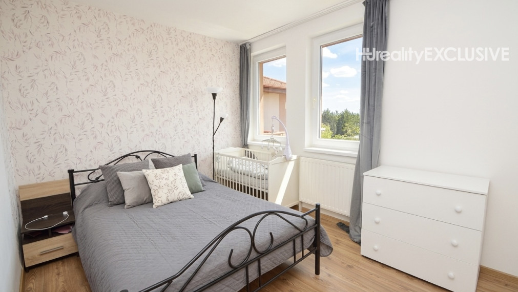 Predaj slnečný 2-izbový byt s veľkou 30 m2 privátnou terasou v Rajke