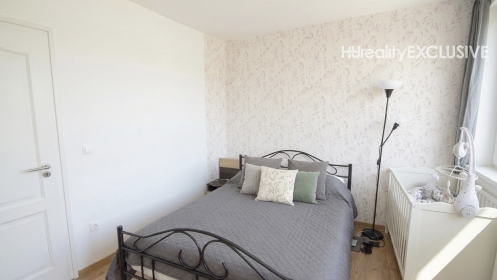Predaj slnečný 2-izbový byt s veľkou 30 m2 privátnou terasou v Rajke
