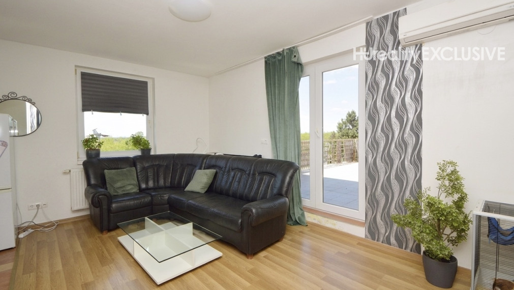 Predaj slnečný 2-izbový byt s veľkou 30 m2 privátnou terasou v Rajke