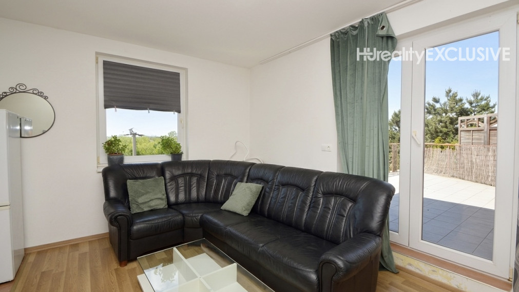 Predaj slnečný 2-izbový byt s veľkou 30 m2 privátnou terasou v Rajke