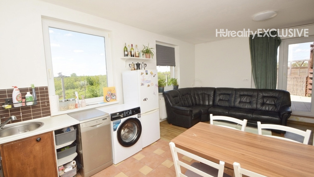 Predaj slnečný 2-izbový byt s veľkou 30 m2 privátnou terasou v Rajke