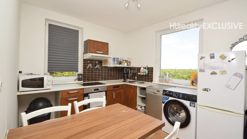 Predaj slnečný 2-izbový byt s veľkou 30 m2 privátnou terasou v Rajke