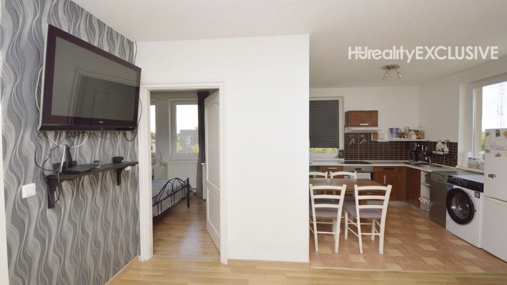 Predaj slnečný 2-izbový byt s veľkou 30 m2 privátnou terasou v Rajke