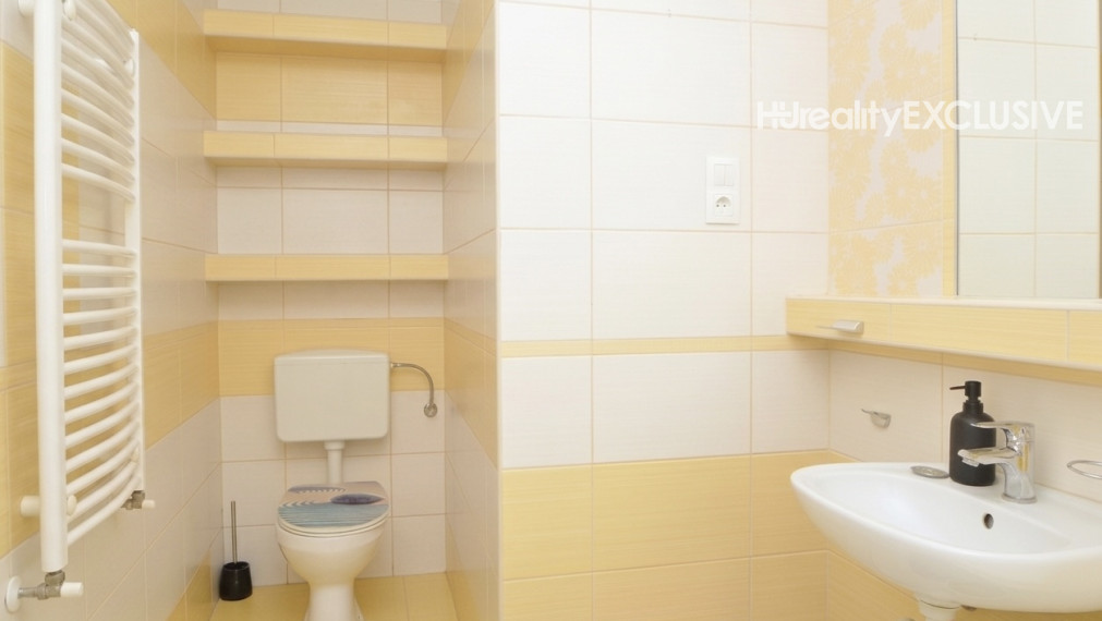 Predaj slnečný 2-izbový byt s veľkou 30 m2 privátnou terasou v Rajke