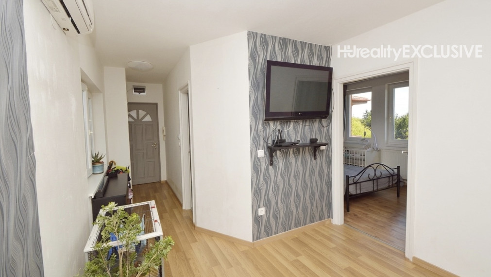 Predaj slnečný 2-izbový byt s veľkou 30 m2 privátnou terasou v Rajke