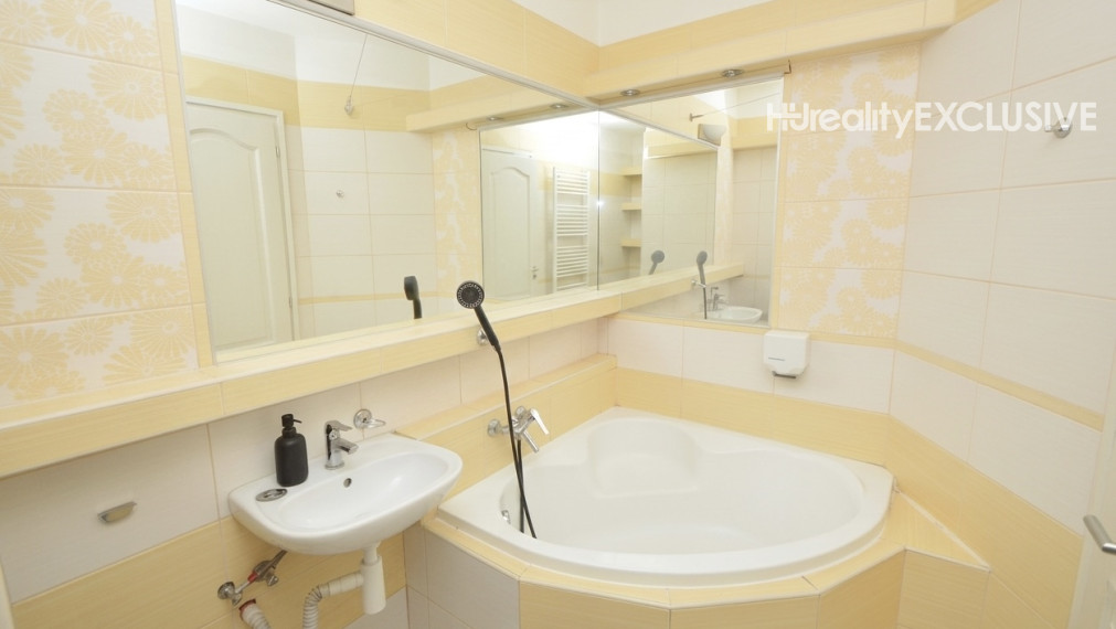Predaj slnečný 2-izbový byt s veľkou 30 m2 privátnou terasou v Rajke