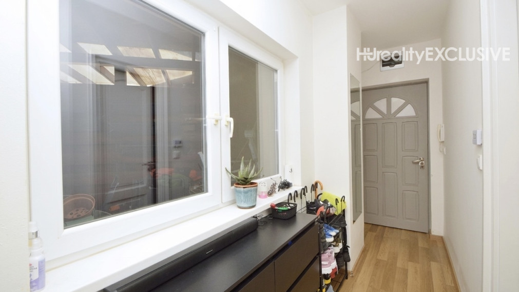 Predaj slnečný 2-izbový byt s veľkou 30 m2 privátnou terasou v Rajke