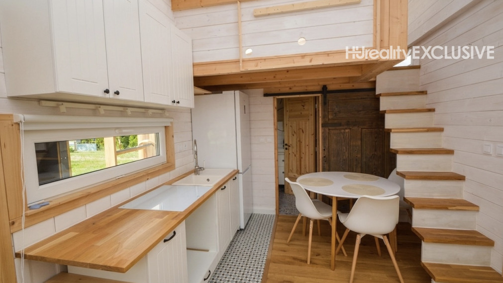 Predaj štýlový tiny house s veľkým pozemkom v obci Újrónafő