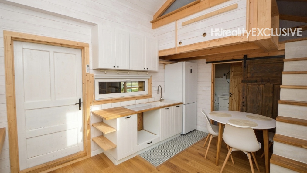 Predaj štýlový tiny house s veľkým pozemkom v obci Újrónafő