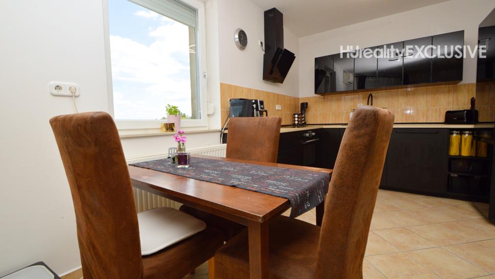 Predaj priestranný, zariadený 4i byt s 2 balkónmi v uzavretom areáli, Rajka