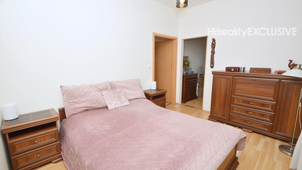 Predaj priestranný, zariadený 4i byt s 2 balkónmi v uzavretom areáli, Rajka