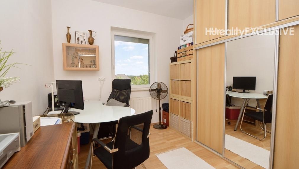 Predaj priestranný, zariadený 4i byt s 2 balkónmi v uzavretom areáli, Rajka