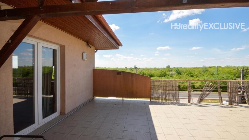 Predaj slnečný 2-izbový byt s veľkou 30 m2 privátnou terasou v Rajke