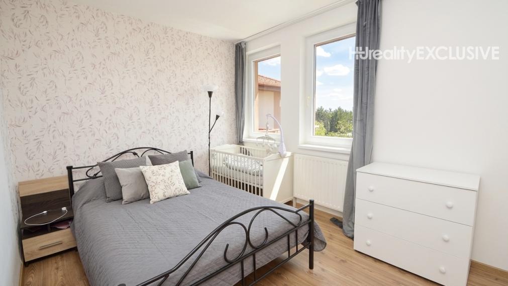 Predaj slnečný 2-izbový byt s veľkou 30 m2 privátnou terasou v Rajke