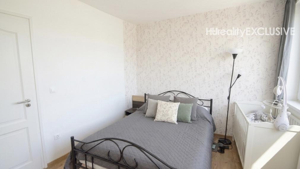 Predaj slnečný 2-izbový byt s veľkou 30 m2 privátnou terasou v Rajke