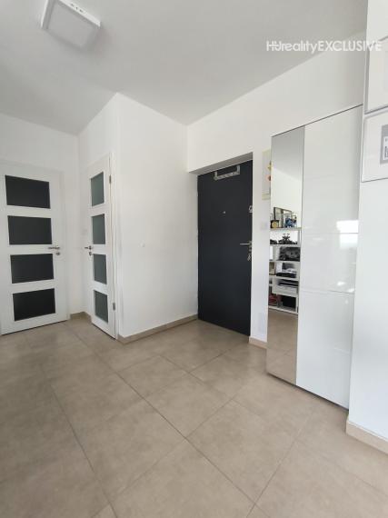 Predaj priestranný 2i byt s balkónom v uzatvorenom areáli, Viladomy, Rajka