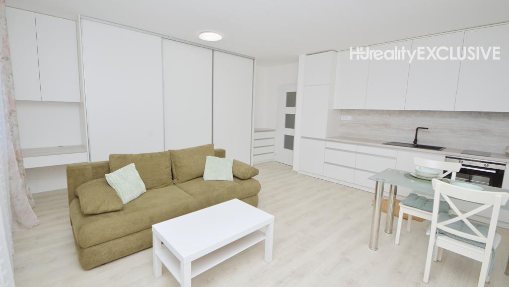 Predaj zariadený 1i byt s vyhradeným parkovacím miestom, Rajka