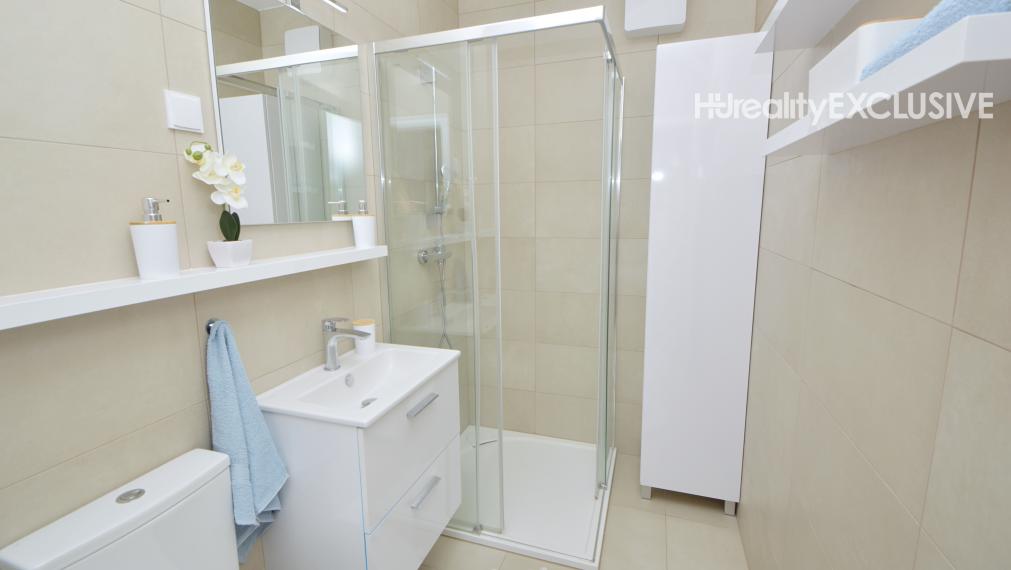 Predaj zariadený 1i byt s vyhradeným parkovacím miestom, Rajka