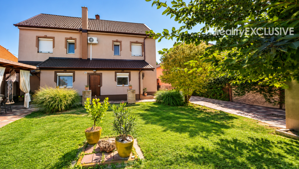 Predaj dvojgeneračný rodinný dom, garáž, bazén, pozemok 896 m2, Hegyeshalom