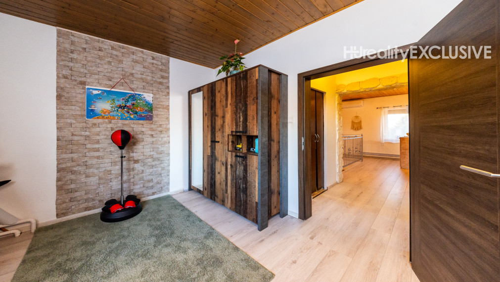 Predaj dvojgeneračný rodinný dom, garáž, bazén, pozemok 896 m2, Hegyeshalom