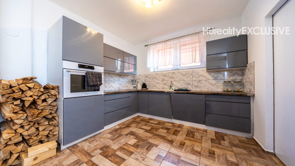 Predaj dvojgeneračný rodinný dom, garáž, bazén, pozemok 896 m2, Hegyeshalom