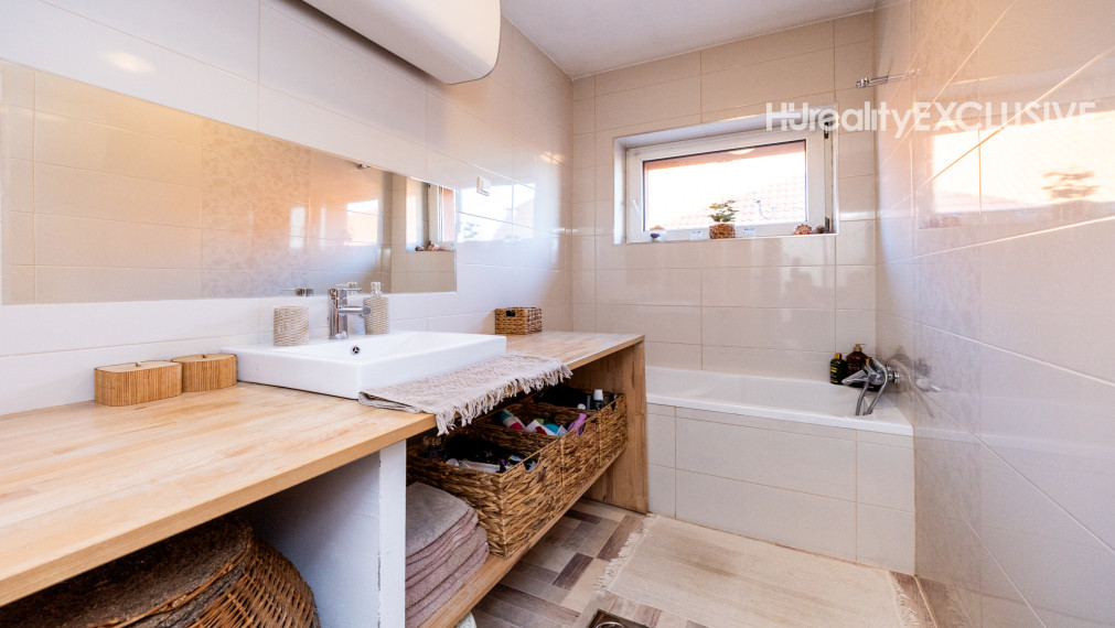 Predaj dvojgeneračný rodinný dom, garáž, bazén, pozemok 896 m2, Hegyeshalom