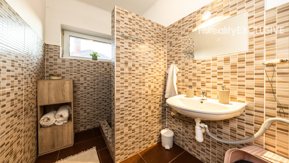 Predaj dvojgeneračný rodinný dom, garáž, bazén, pozemok 896 m2, Hegyeshalom