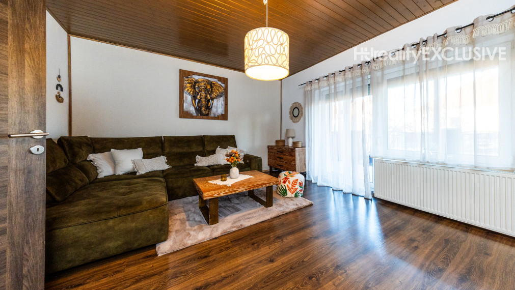 Predaj dvojgeneračný rodinný dom, garáž, bazén, pozemok 896 m2, Hegyeshalom