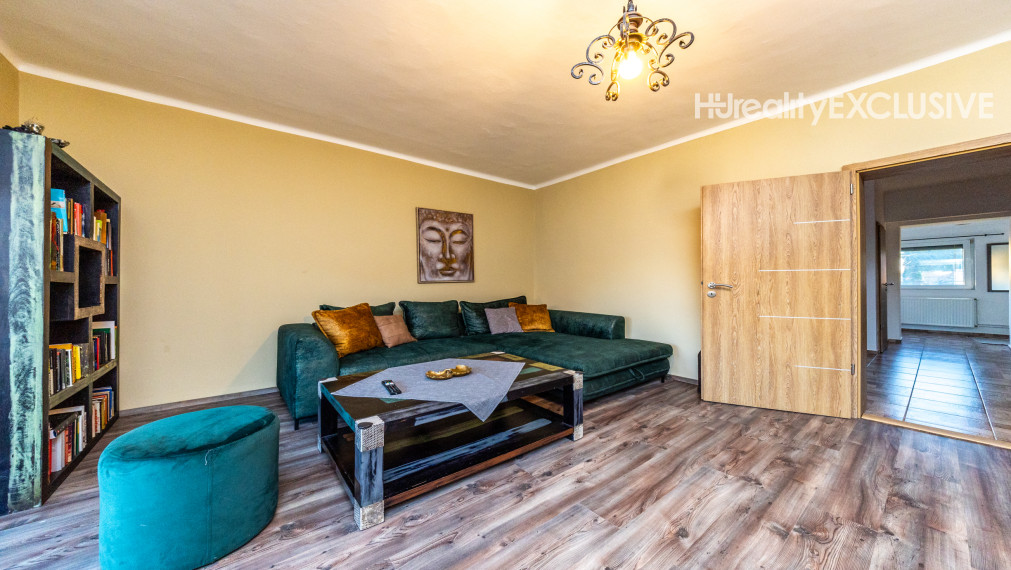 Predaj dvojgeneračný rodinný dom, garáž, bazén, pozemok 896 m2, Hegyeshalom