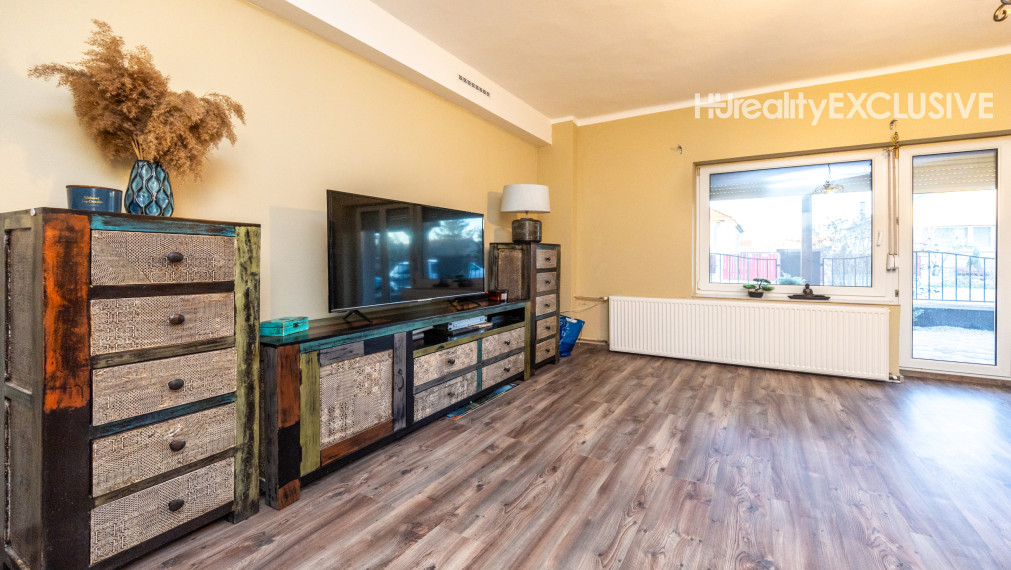 Predaj dvojgeneračný rodinný dom, garáž, bazén, pozemok 896 m2, Hegyeshalom