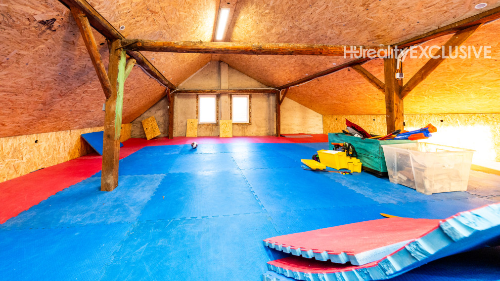 Predaj dvojgeneračný rodinný dom, garáž, bazén, pozemok 896 m2, Hegyeshalom
