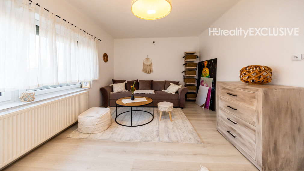 Predaj dvojgeneračný rodinný dom, garáž, bazén, pozemok 896 m2, Hegyeshalom