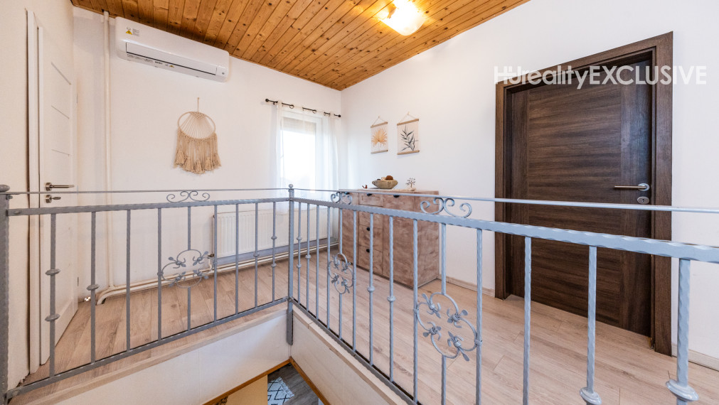 Predaj dvojgeneračný rodinný dom, garáž, bazén, pozemok 896 m2, Hegyeshalom