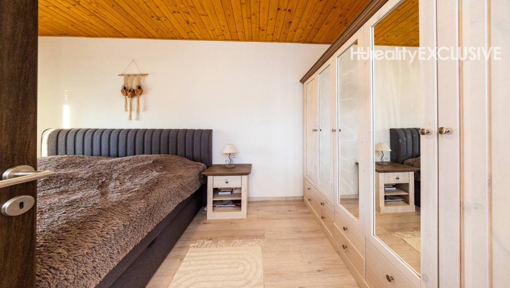 Predaj dvojgeneračný rodinný dom, garáž, bazén, pozemok 896 m2, Hegyeshalom