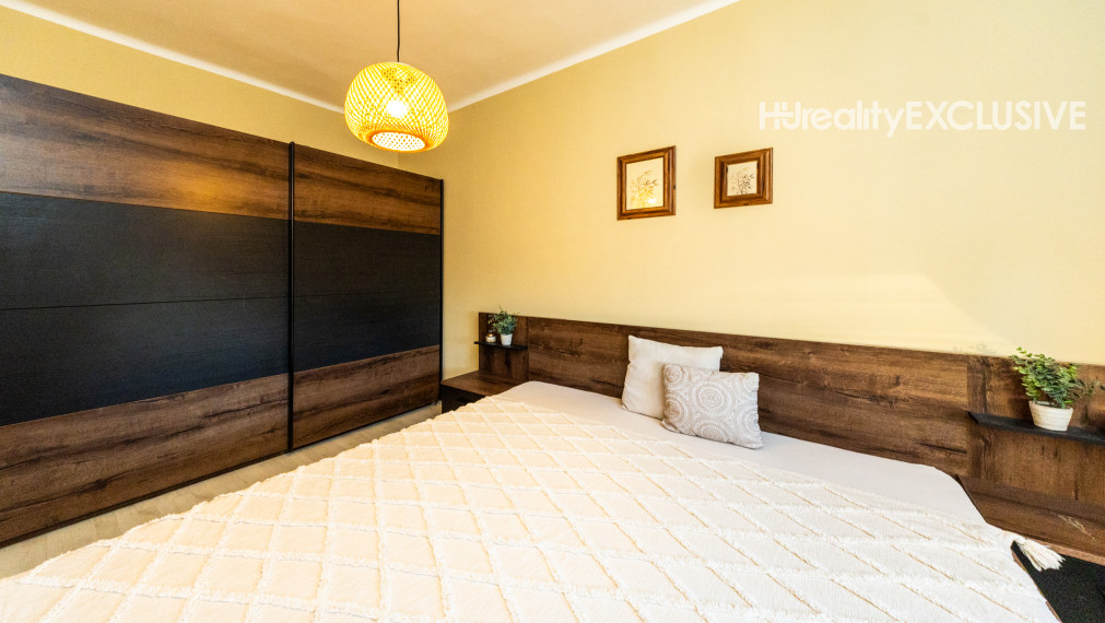 Predaj dvojgeneračný rodinný dom, garáž, bazén, pozemok 896 m2, Hegyeshalom