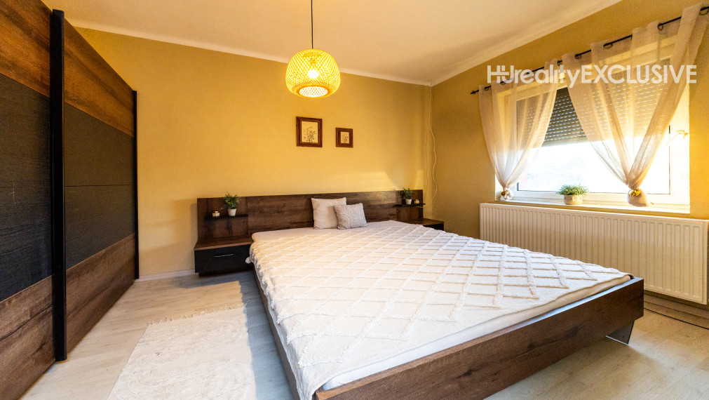 Predaj dvojgeneračný rodinný dom, garáž, bazén, pozemok 896 m2, Hegyeshalom