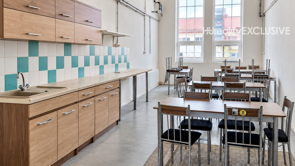 Na prenájom  priemyselná/skladová a výrobná hala 1 400 m² v Mosonmagyaróvári