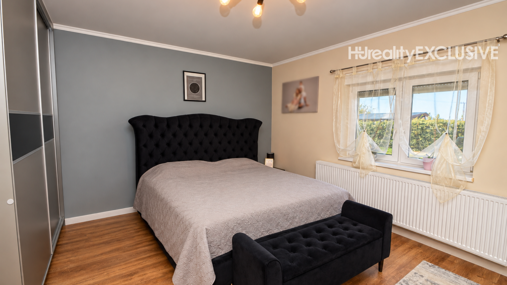 Predaj 3i rodinný dom, dvojgaráž, 1 061 m2 pozemok, Mosonszolnok