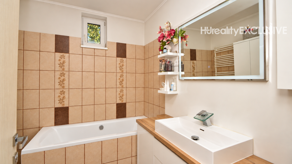 Predaj 3i rodinný dom, dvojgaráž, 1 061 m2 pozemok, Mosonszolnok