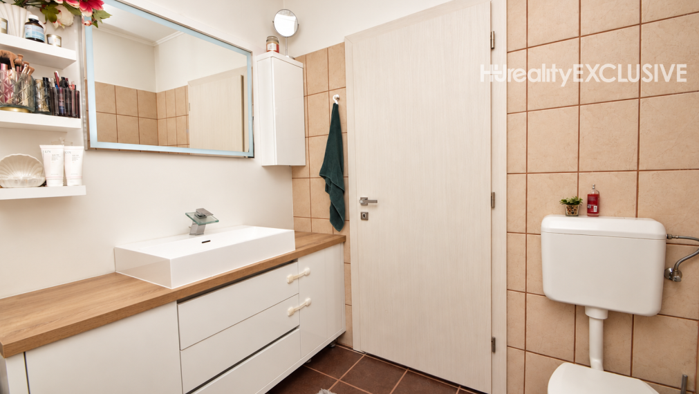 Predaj 3i rodinný dom, dvojgaráž, 1 061 m2 pozemok, Mosonszolnok