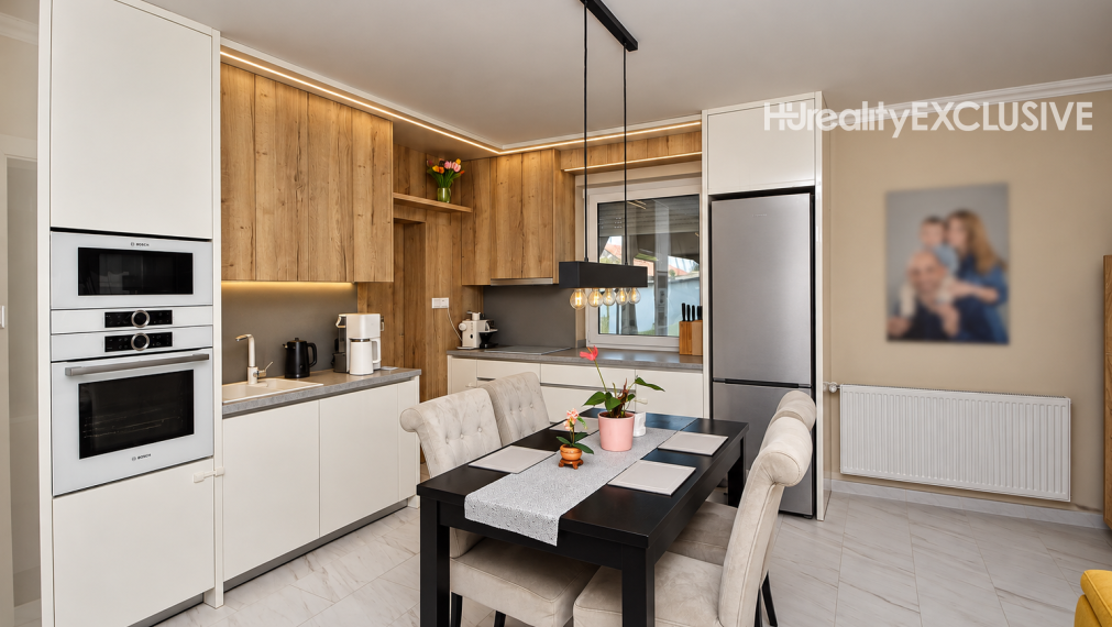 Predaj 3i rodinný dom, dvojgaráž, 1 061 m2 pozemok, Mosonszolnok