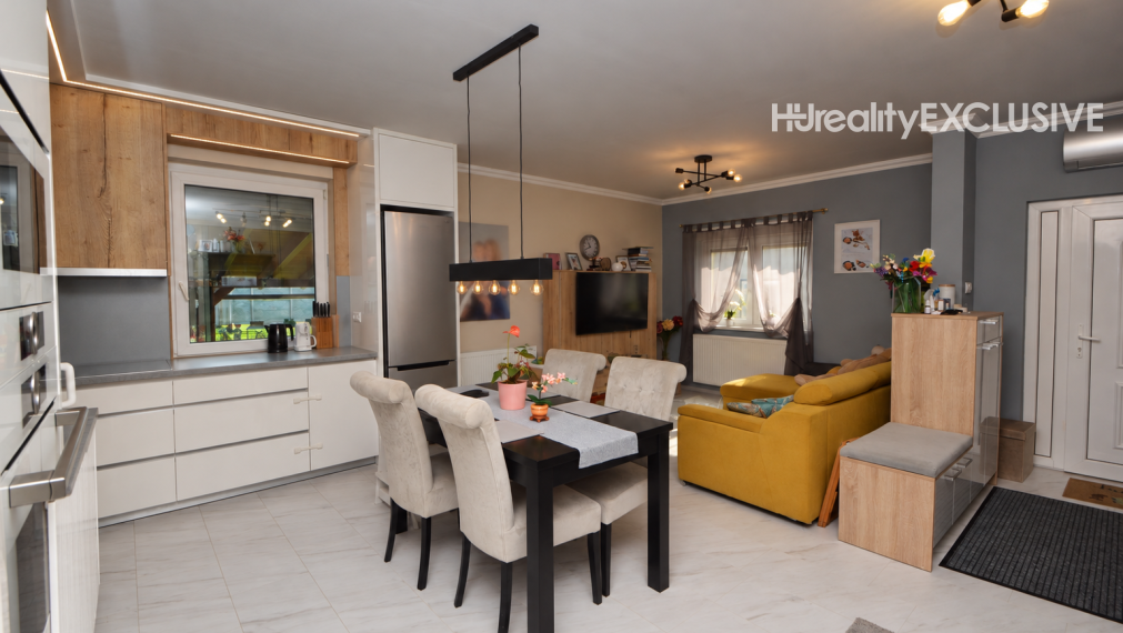 Predaj 3i rodinný dom, dvojgaráž, 1 061 m2 pozemok, Mosonszolnok