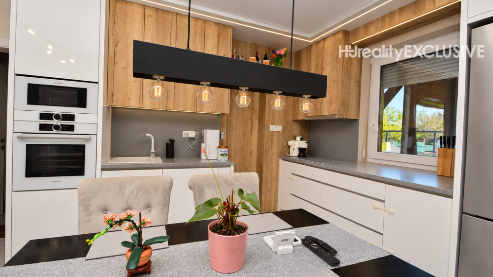 Predaj 3i rodinný dom, dvojgaráž, 1 061 m2 pozemok, Mosonszolnok