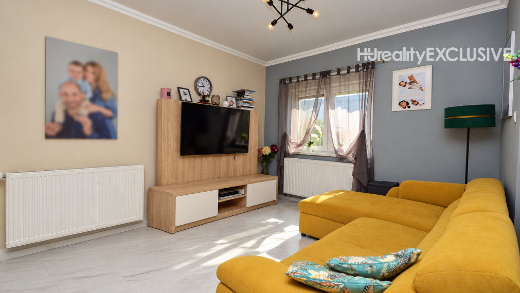 Predaj 3i rodinný dom, dvojgaráž, 1 061 m2 pozemok, Mosonszolnok