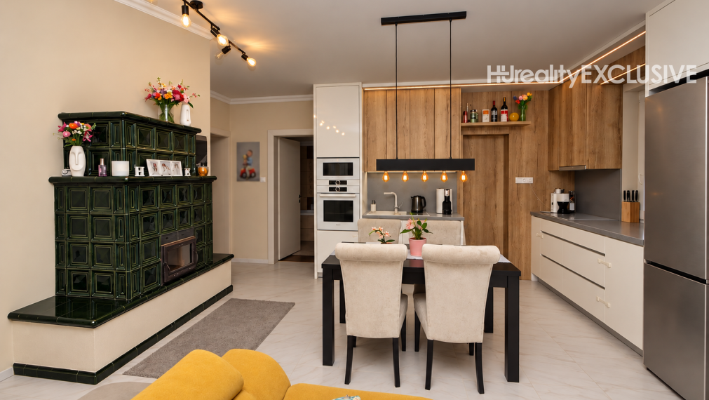 Predaj 3i rodinný dom, dvojgaráž, 1 061 m2 pozemok, Mosonszolnok