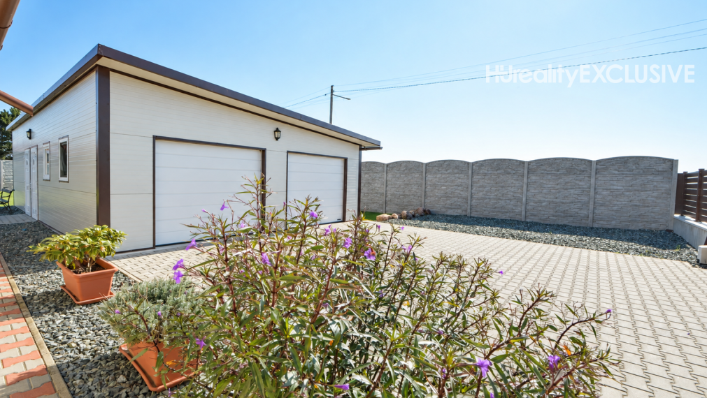 Predaj 3i rodinný dom, dvojgaráž, 1 061 m2 pozemok, Mosonszolnok
