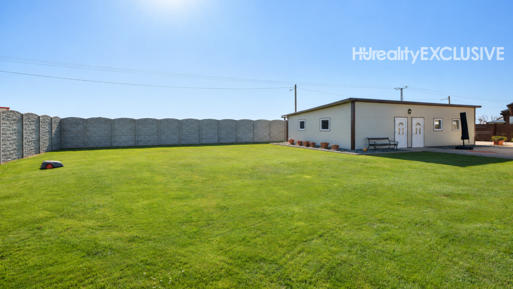 Predaj 3i rodinný dom, dvojgaráž, 1 061 m2 pozemok, Mosonszolnok