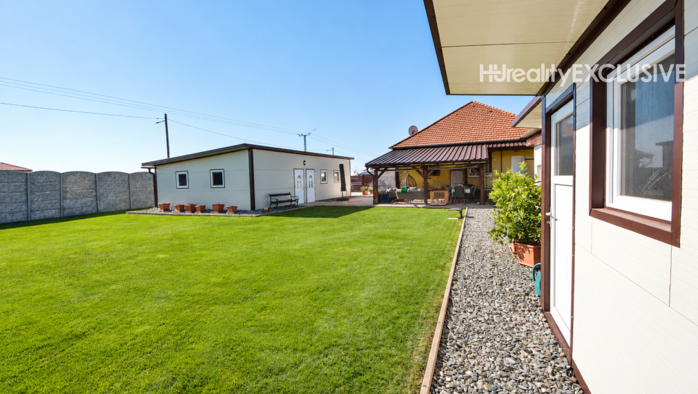Predaj 3i rodinný dom, dvojgaráž, 1 061 m2 pozemok, Mosonszolnok