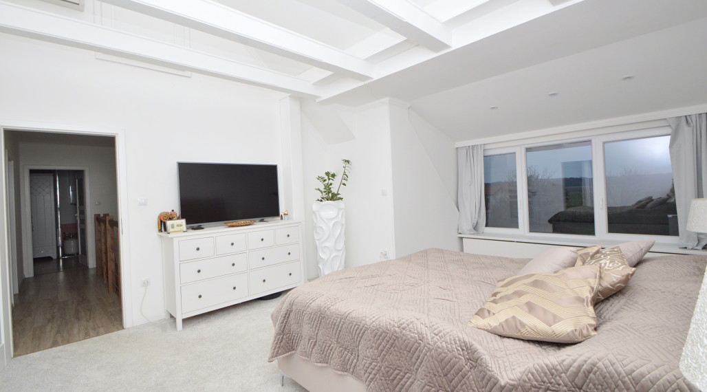 Predaj priestranný 5i rodinný dom s pivnicou, garážou a bazénom v starej časti Rajky, Rajka