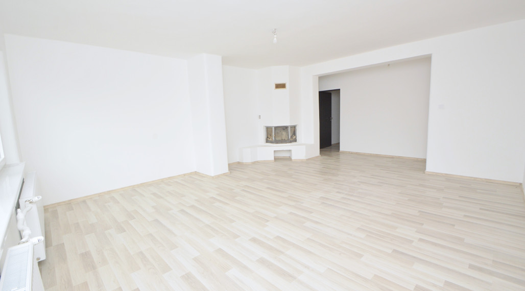 Predaj 3i byt s 260 m2 pozemkom, garážou a pivnicou, Bezenye